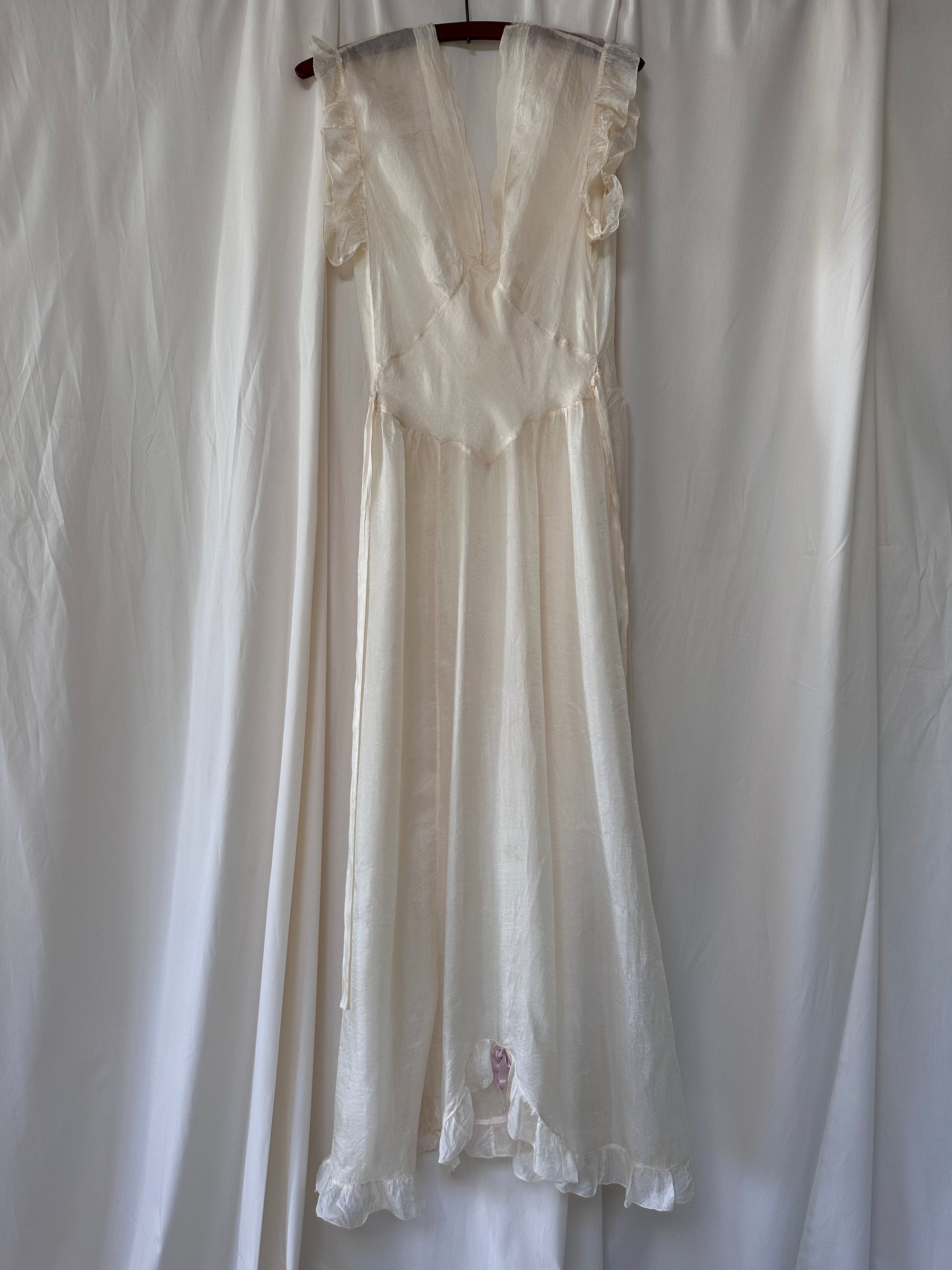 Vintage 1940’s Delicate Silk Crème Dress