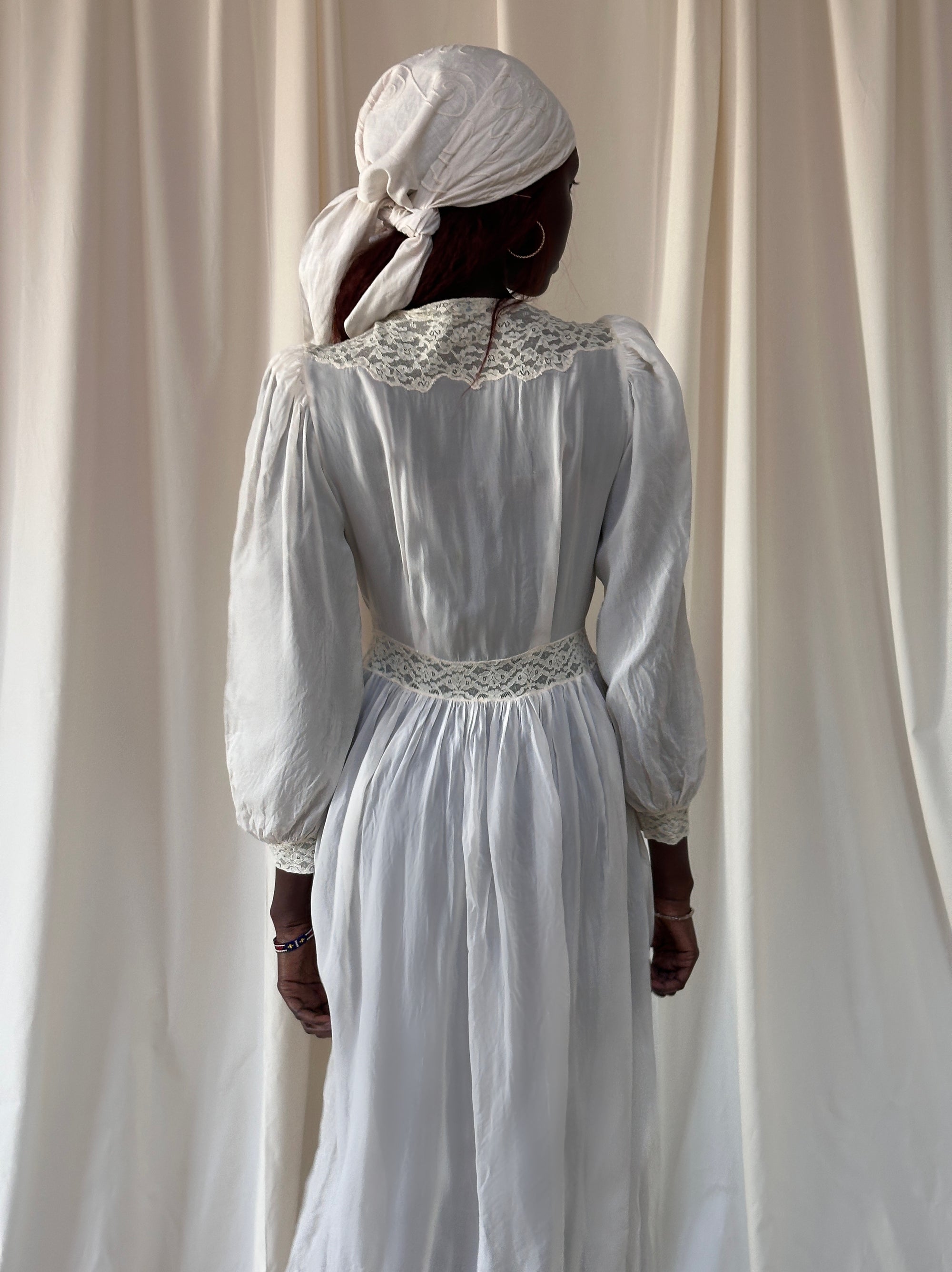 Vintage 1940’s Creme Lace Open Night Robe