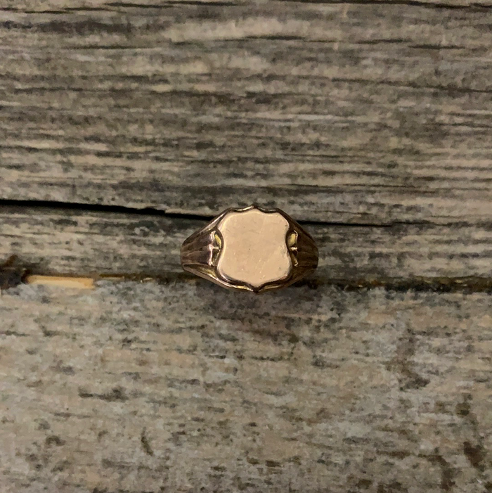 vintage gold victorian ring engraved shield