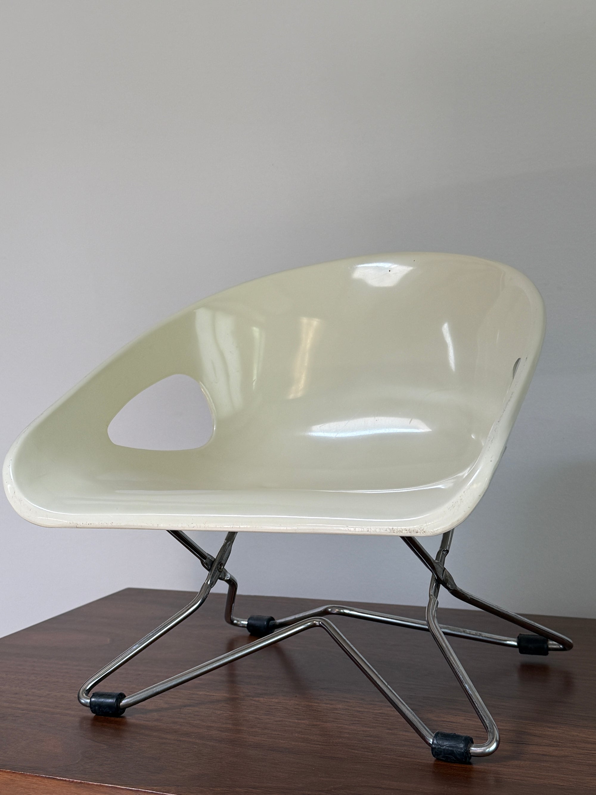 Vintage Mid Century Modern Mini Shell Chair | White Scoop Accent Chair | Space Age Atomic MCM Design Chair