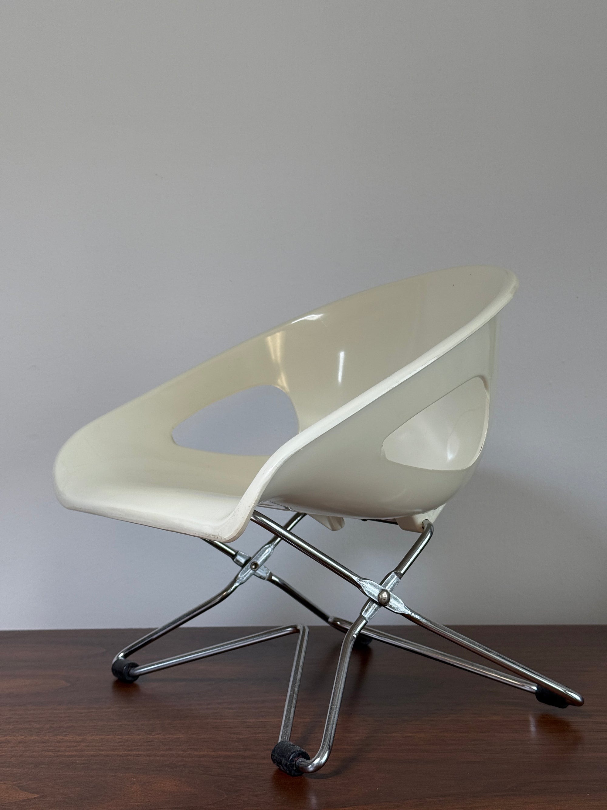 Vintage Mid Century Modern Mini Shell Chair | White Scoop Accent Chair | Space Age Atomic MCM Design Chair