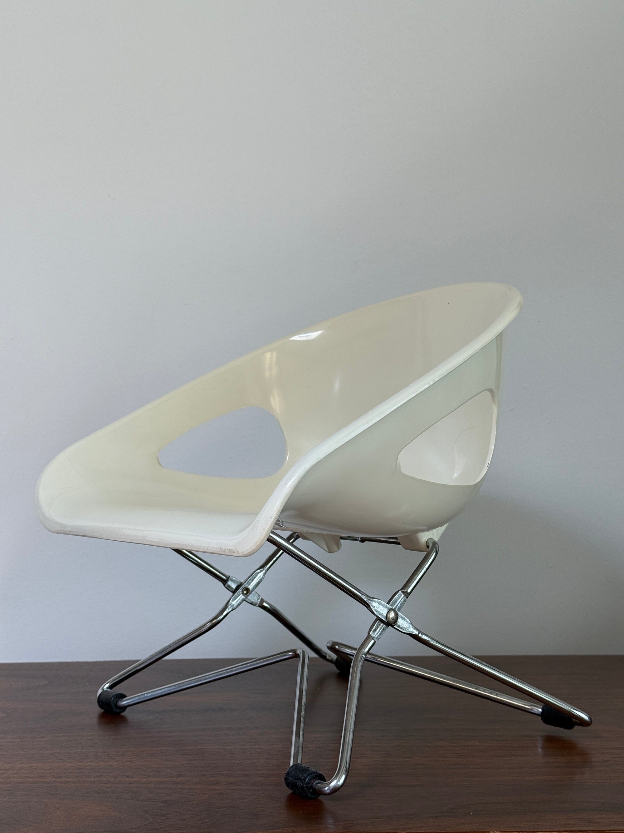 Vintage Mid Century Modern Mini Shell Chair | White Scoop Accent Chair | Space Age Atomic MCM Design Chair