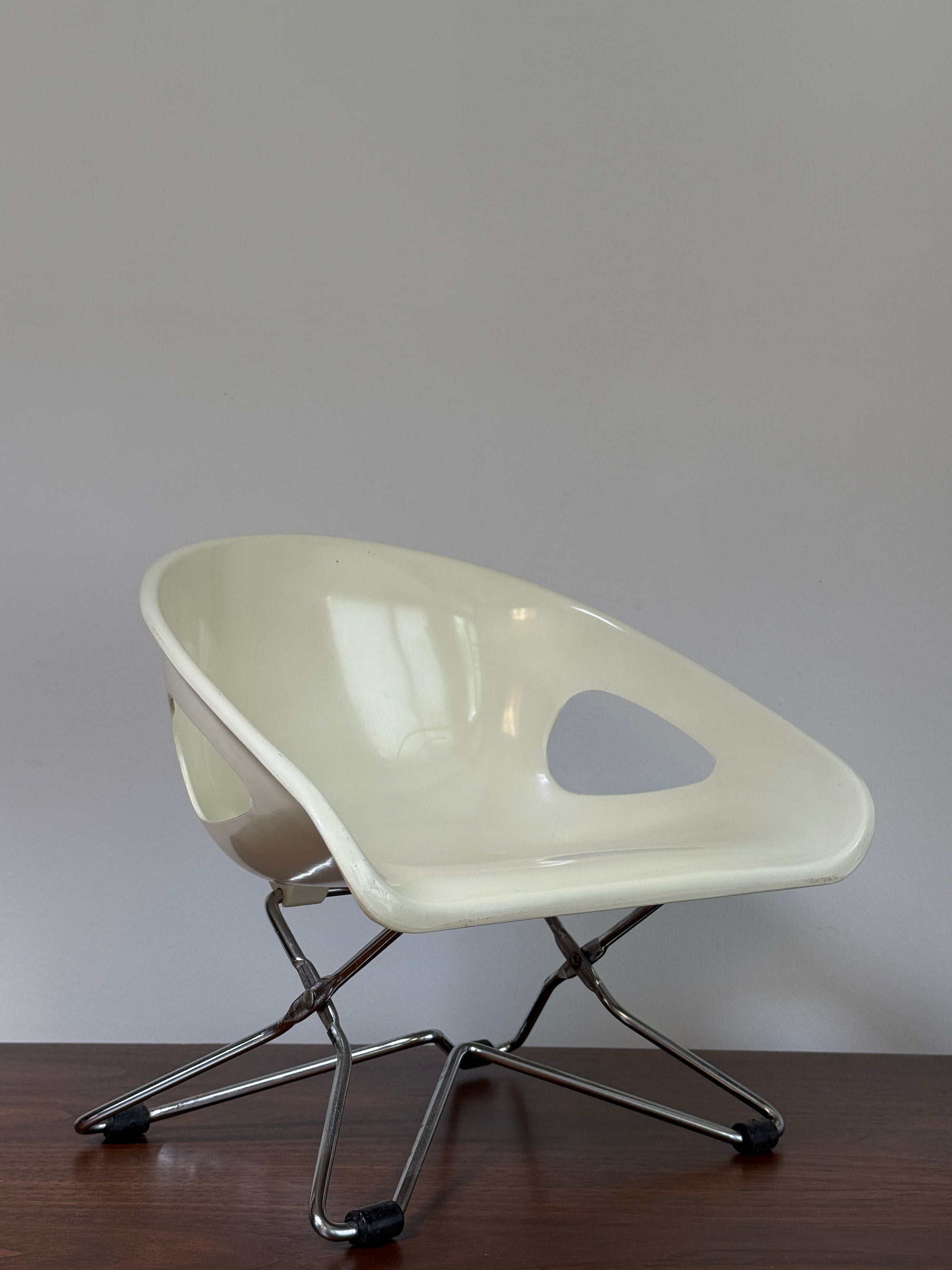 Vintage Mid Century Modern Mini Shell Chair | White Scoop Accent Chair | Space Age Atomic MCM Design Chair